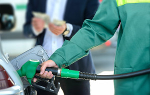 Ile litrów paliwa za swoje zarobki kupi mieszkaniec Trójmiasta?