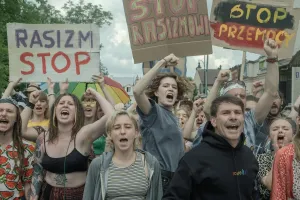 Recenzja filmu "Kryptonim Polska". Kogo rozśmieszy tęczowo-narodowa komedia?