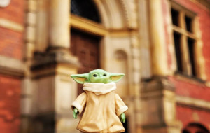 Baby Yoda w Trójmieście. Zwiedza i chodzi na koncerty