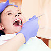 Kiedy pierwsza wizyta u dentysty? Najgorzej, kiedy dziecko przychodzi już z bólem