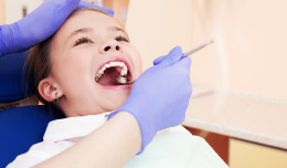 Kiedy pierwsza wizyta u dentysty? Najgorzej, kiedy dziecko przychodzi już z bólem