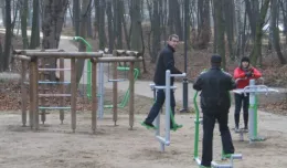 Minisiłownia w parku w Brzeźnie