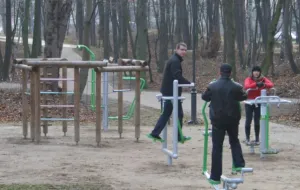 Minisiłownia w parku w Brzeźnie