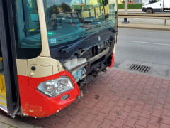 Autobus na barierkach w Osowej. Wyjaśniamy, co się stało