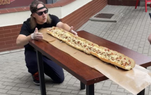 Najdłuższy hot dog w Polsce ma 1,5 metra. Zamówisz go w Gdyni