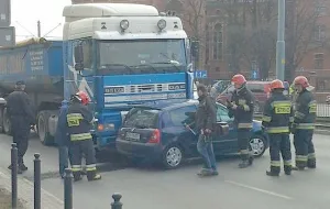 Ciężarówka zderzyła się z osobówką na Wałach Jagiellońskich