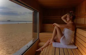Sauny na plaży z widokiem na morze idealne na imprezy firmowe