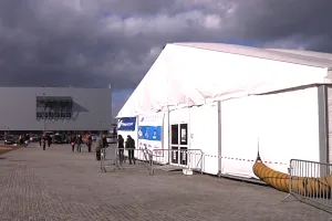 Wiatr uszkodził namiot targowy uczelni