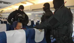 Samolot z Gdańska musiał awaryjnie lądować, bo pasażer zaatakował swoją żonę