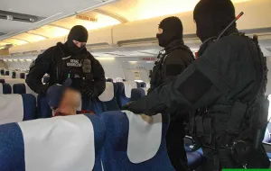 Samolot z Gdańska musiał awaryjnie lądować, bo pasażer zaatakował swoją żonę