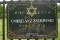 Zniszczona tablica na żydowskim cmentarzu w Gdańsku