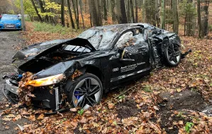 Elektryczne Audi warte fortunę rozbite na Spacerowej
