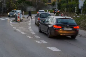 Czytelnik pyta o przejście na zakręcie. Urzędnicy: inaczej się nie dało