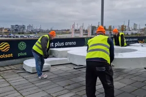 Rozpoczął się montaż nowego logo na stadionie