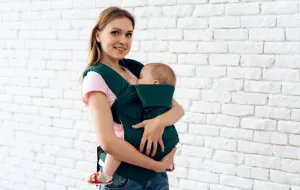 Chusta czy nosidełko - jak nosić niemowlaka?
