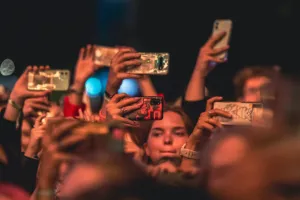 Telefony na koncertach: przekleństwo czy znak czasów?