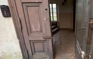 Dwór w Kolibkach: zobacz wnętrza niszczejącego zabytku