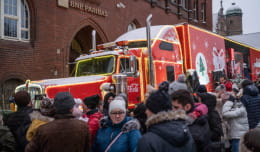 Świąteczna ciężarówka Coca-Coli w Gdańsku. Akcja, choć bez polotu - przyciągnęła tłumy