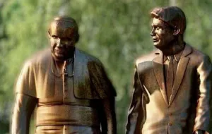 Jan Paweł II i Ronald Reagan pospacerują w parku