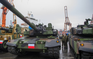 Koreańskie czołgi w Gdyni. Duda: "sprzęt, aby zatrzymać imperialne rosyjskie ambicje"
