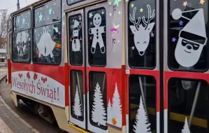 Mikołajkowy tramwaj wyjeżdża na tory