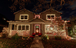 Jak ozdobić dom na zewnątrz? 4 propozycje dekoracji świątecznych przed dom