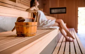 Jak sauna działa na nasze ciało? Korzyści i przeciwwskazania