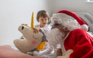 Gdyńska pediatria niemal pełna przed świętami. Małych pacjentów odwiedził Mikołaj