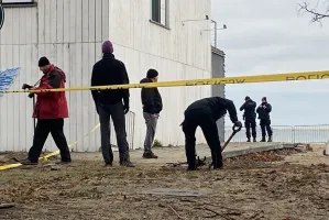 Kilkadziesiąt osób rozkopuje teren przy dawnej Zatoce Sztuki