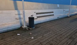 Spróchniałe i brudne ławki na molo w Sopocie. Urzędnicy: wiosną zostaną wymienione