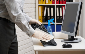 Czy pracownikowi biurowemu można kazać sprzątać?