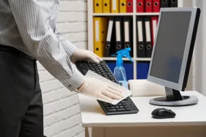 Czy pracownikowi biurowemu można kazać sprzątać?