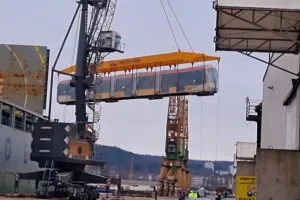 Tramwaje w Gdyni. Wyładunek pojazdów dla miasta Warszawy