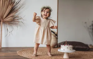 Sukienka na roczek. Jak ubrać małą jubilatkę w jej pierwsze urodziny?