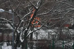 Pożar samochodu pod liceum. Ewakuowano ok. 100 osób
