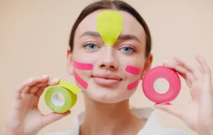 Kolorowe plastry na twarzy. Czym jest taping?