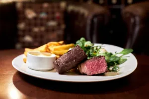 Polskie i argentyńskie steki przy polu golfowym. Otwarcie Steak House w Sierra Golf Resort
