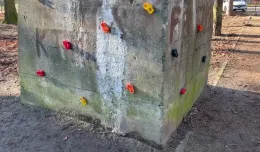 Ścianka wspinaczkowa na betonowym bloku