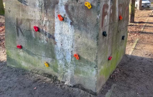 Ścianka wspinaczkowa na betonowym bloku
