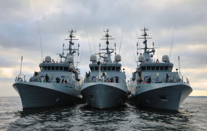 Trzy niszczyciele min wspólnie ćwiczą na Bałtyku