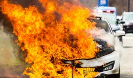 Czy strażacy potrafią gasić auta elektryczne?