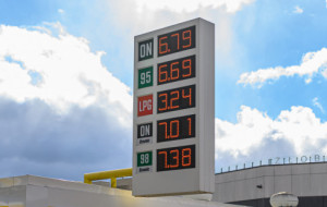 Ceny diesla w dół. Olej napędowy i benzyna kosztują niemal tyle samo