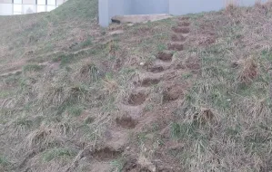 Sami wykopali schody między osiedlami