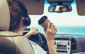 Czy można prowadzić auto ze słuchawkami na uszach?