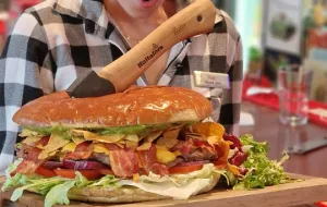 Burger z toporkiem i największa pizza w Trójmieście. Dasz radę to zjeść?