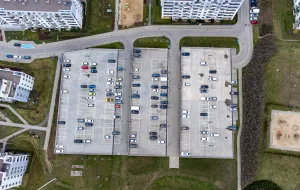 Czy deweloper musi budować parkingi? Kierowcy chcą parkować, ale nie płacić