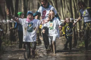 Mud Race w błocie i z przeszkodami dla każdego. Najbardziej radosny bieg