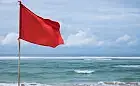 Czerwona flaga nad morzem. Co oznaczają kolory flagi na plaży?