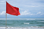 Steagul roșu deasupra mării.  Ce înseamnă culorile steagului de pe plajă?