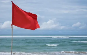 Czerwona flaga nad morzem. Co oznaczają kolory flagi na plaży?